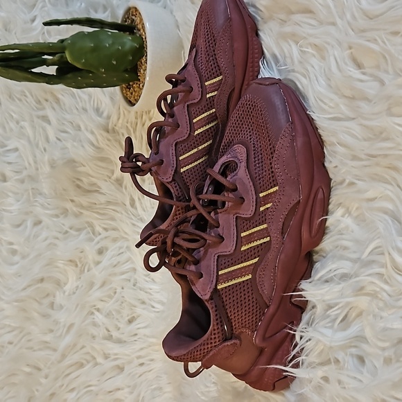 Adidas size 4 sneakers - Picture 6 of 7